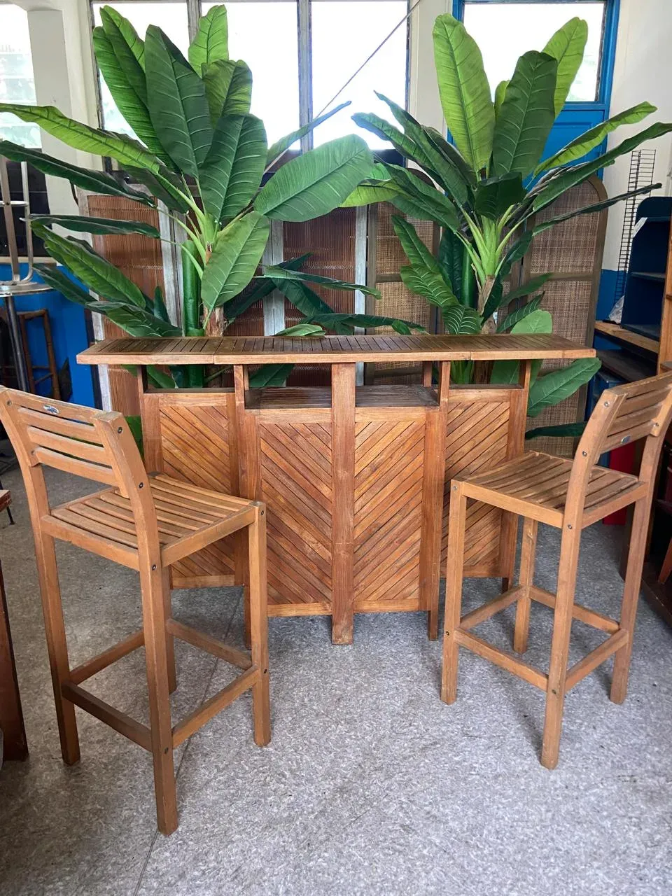 Chaises Hautes de Bar en Bois – Location Mobilier Événementiel La Réunion