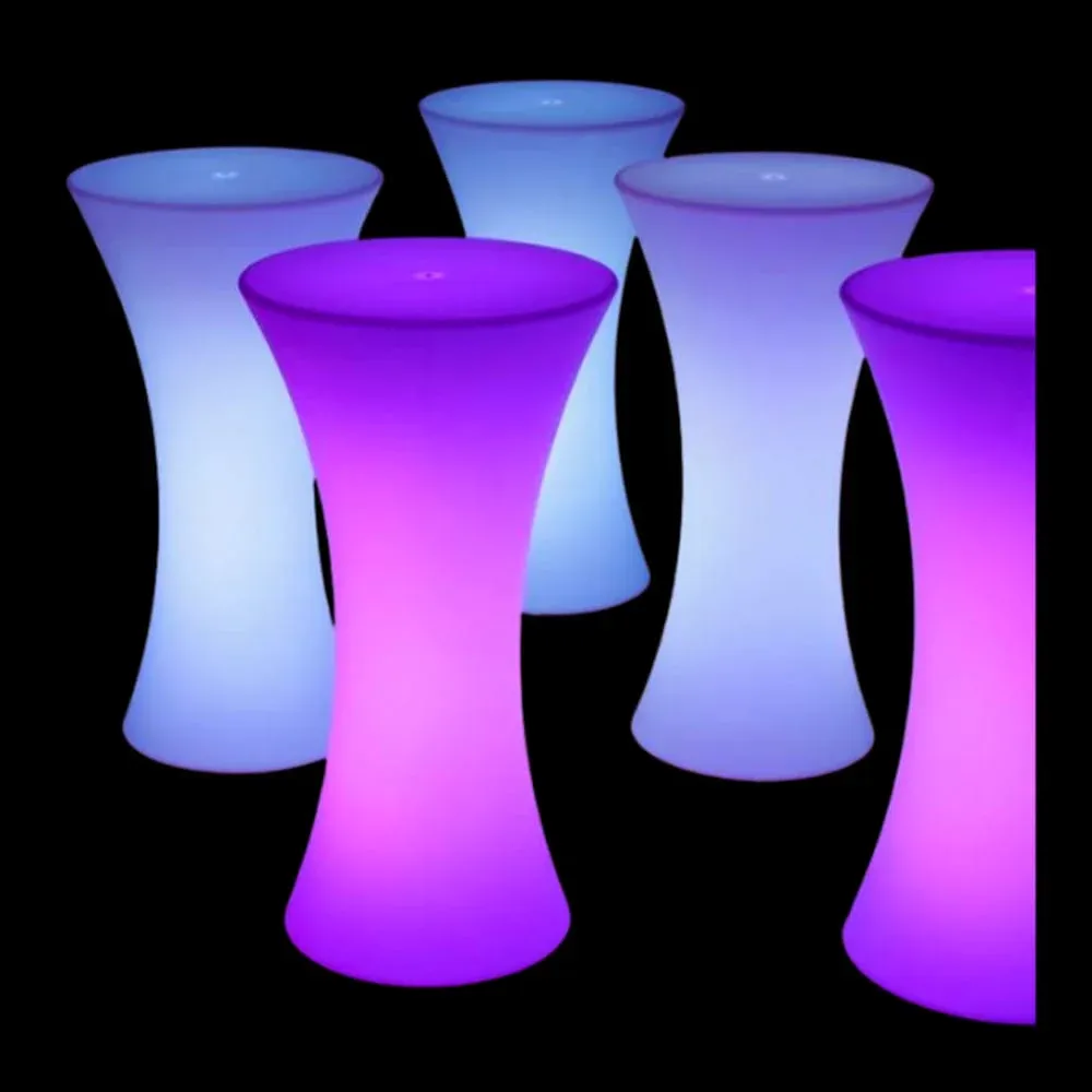 Plusieurs mange-debout LED lumineux, éclairés en bleu et en violet sur fond noir