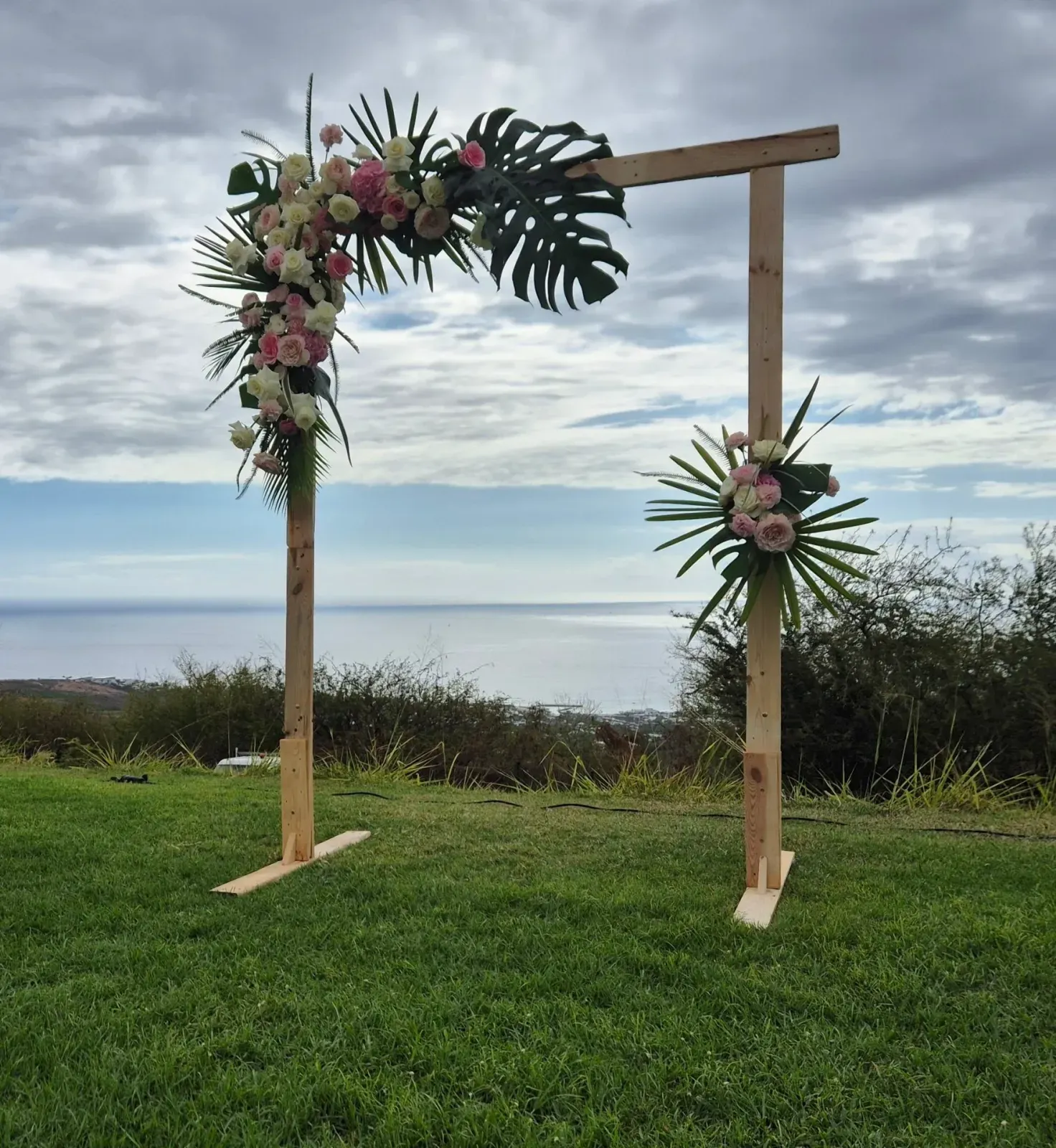 Arche en bois fleurie pour une cérémonie de mariage en extérieur à La Réunion
