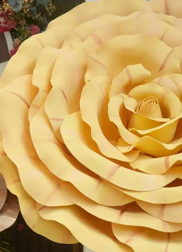 Rose géante vanille en papier mousse, décoration de mariage champêtre