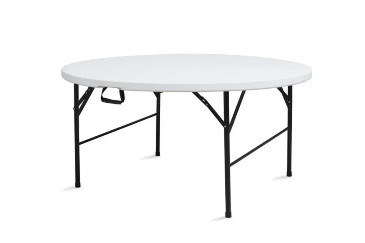 Table ronde blanche pour 8 à 10 convives, à louer pour un dîner à La Réunion