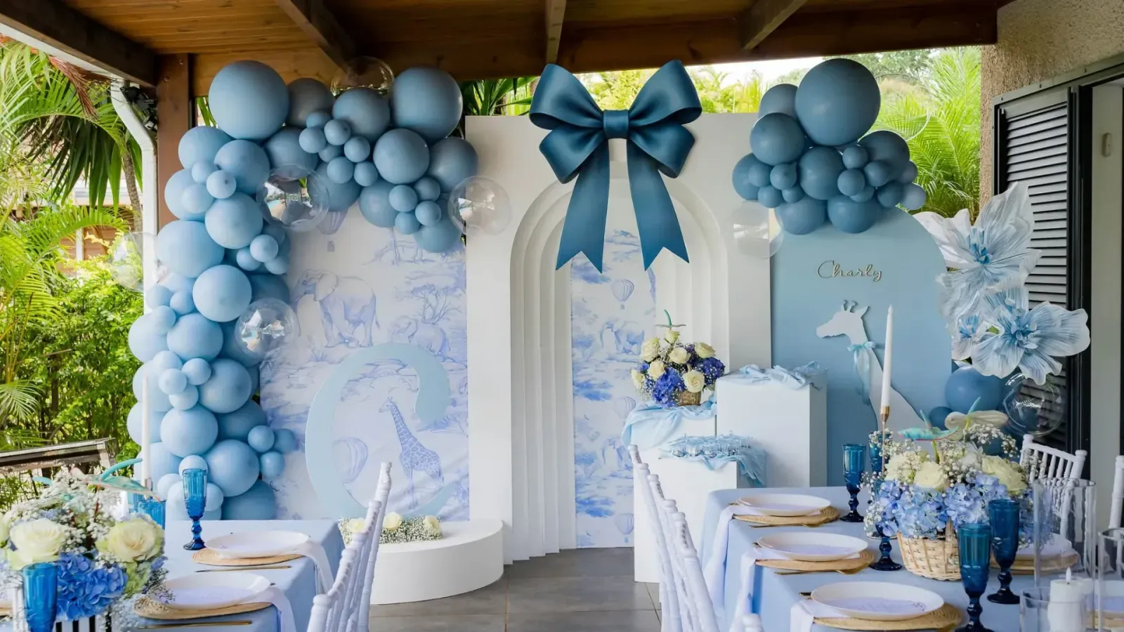 Arche 3D blanche en couches avec fond tendu, décorée de ballons bleus, de grandes fleurs et d'un nœud