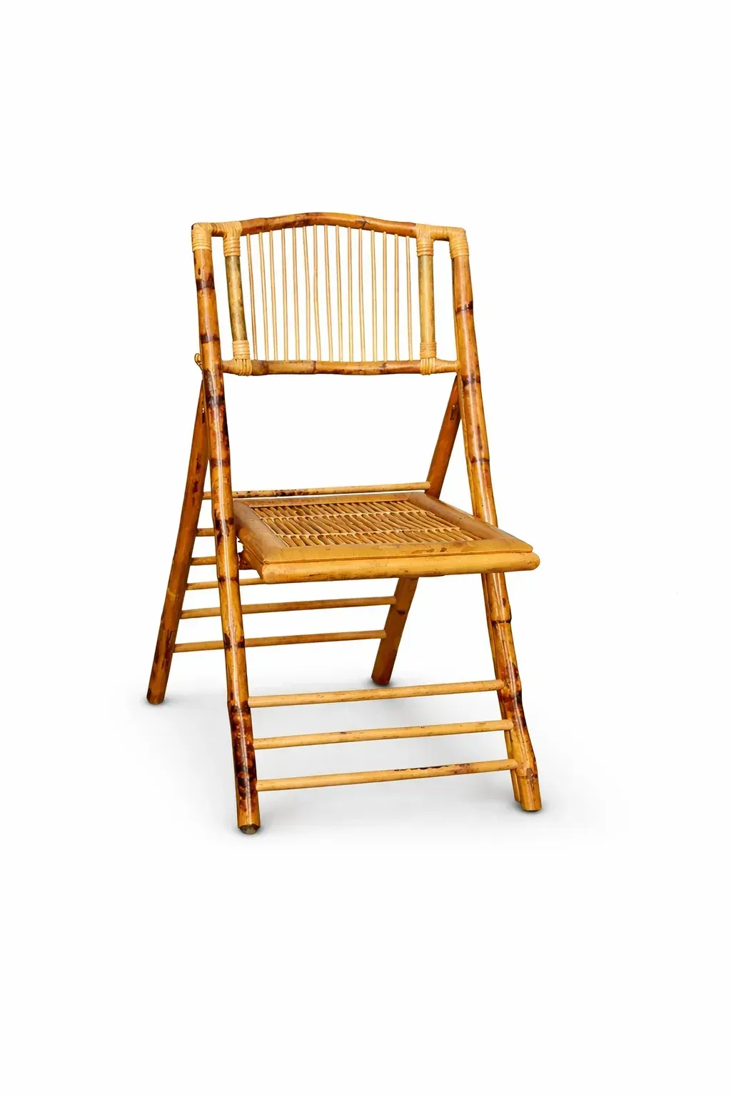 Chaise pliante en bambou à dossier à barreaux et assise tressée, sur fond blanc