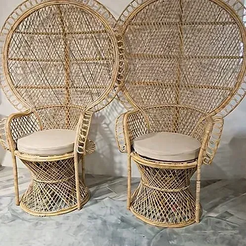 Deux fauteuils Emmanuelle en rotin naturel à grand dossier rond, assises coussinées