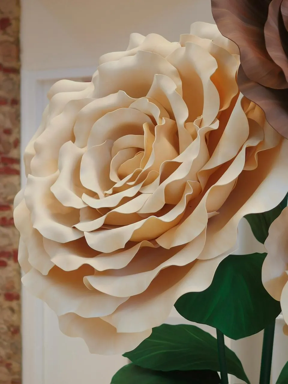 Rose géante crème en papier mousse peinte à la main, décoration de mariage
